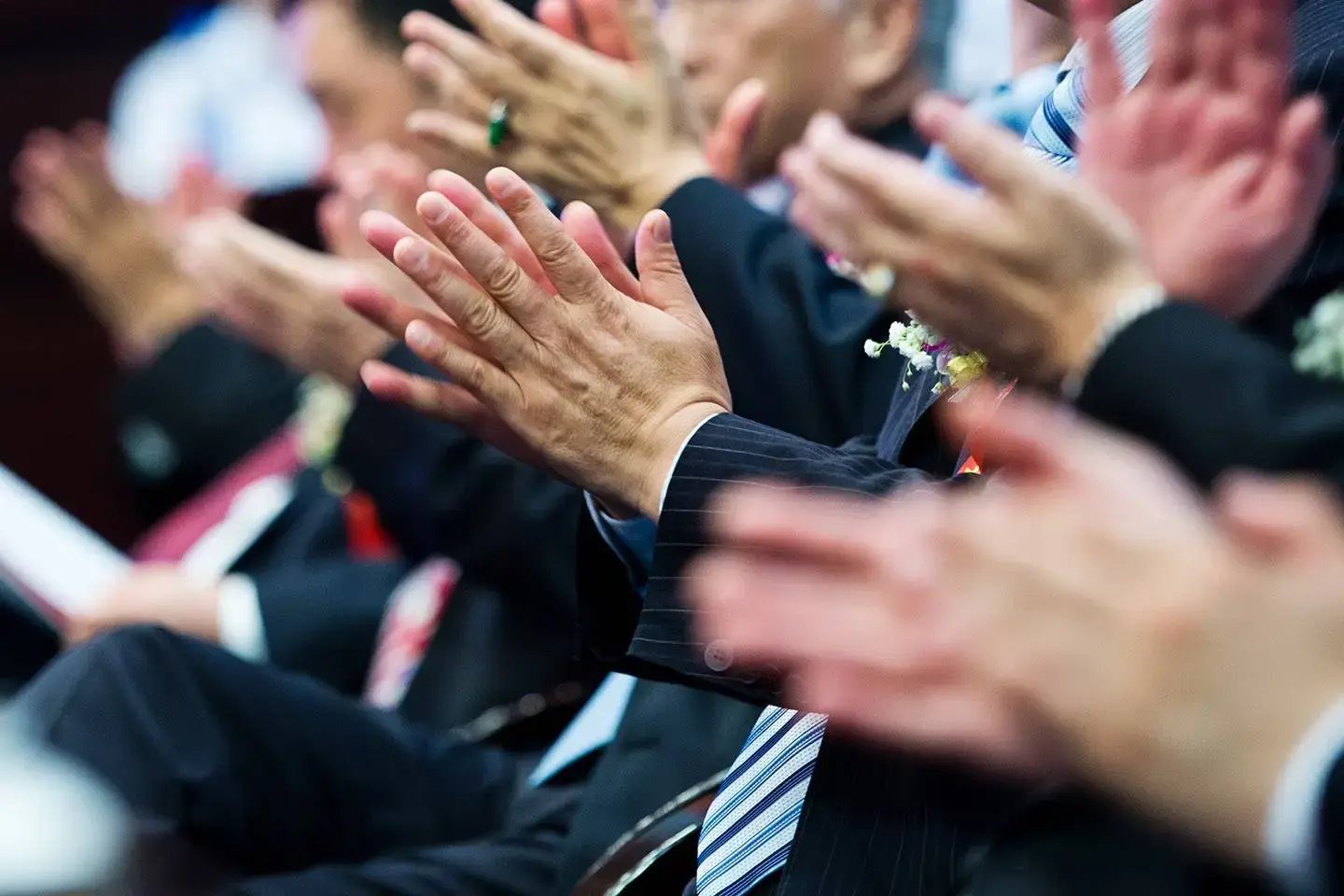 web-applause-claps-clapping-church-mass-shutterstock_146311268-hxdbzxy-ai (1)